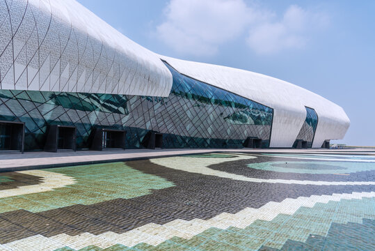 中国天津现代场馆建筑道路背景