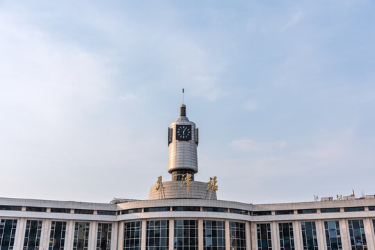 夕阳下中国天津站建筑外部