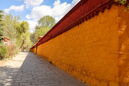 西藏黄色围墙