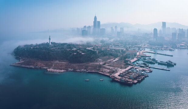 山东烟台市烟台山平流雾美景