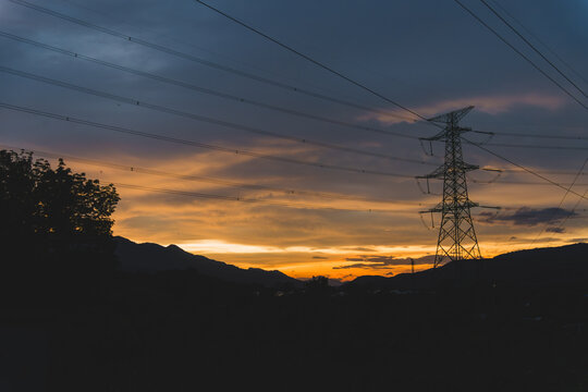 夕阳下的电力塔