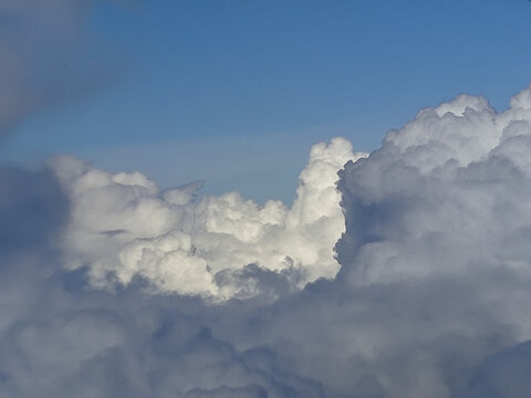 飞行中空中云朵