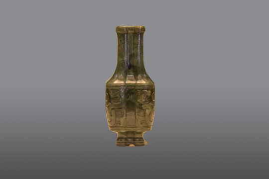 清代镂浮雕龙纹碧玉瓶