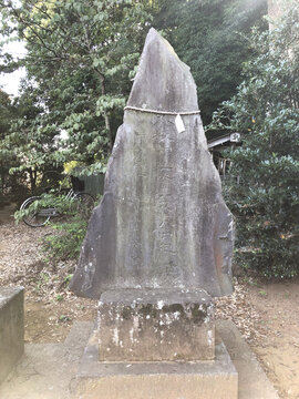 日本神社里的石碑