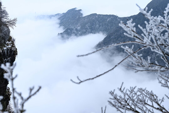 世界遗产梵净山冰凌雪景云海