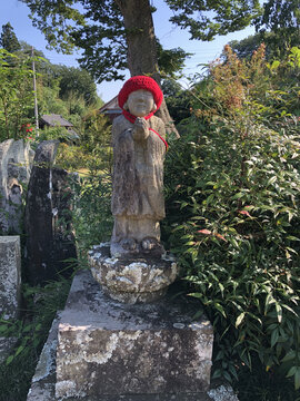 戴红帽子的日本萌和尚石雕