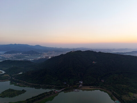 山区城镇日出