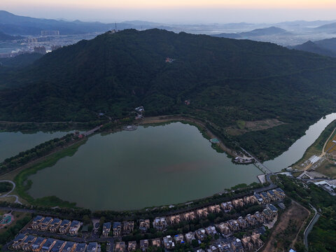 山峰湖泊楼盘