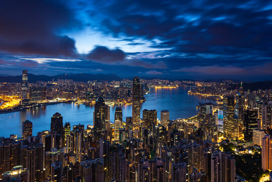 香港维多利亚港建筑日出前风景