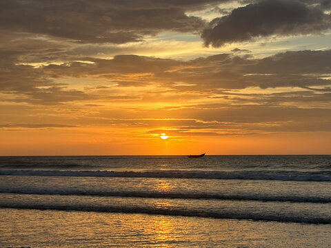 海滩日落夕阳沙滩风景