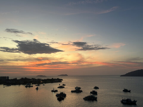 晚霞落日夕阳海上船只