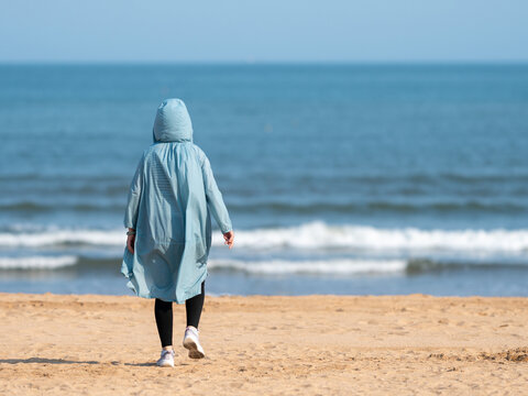 走向海边的中年女人