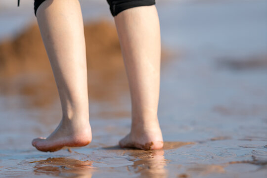 海滩上中年女人的腿