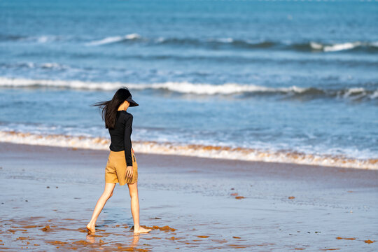 走向大海的美女