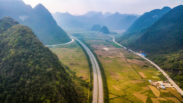 航拍广西靖西合那高速风景