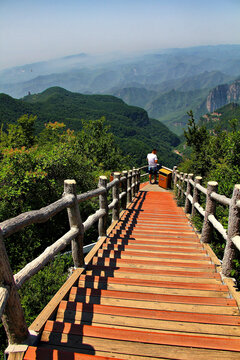 云台山茱萸峰登山路