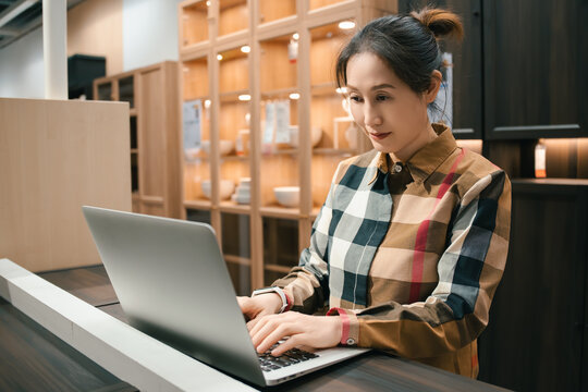 亚洲女性在电脑前沟通技巧