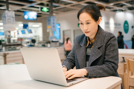 自由职业的亚洲女性在电脑前办公
