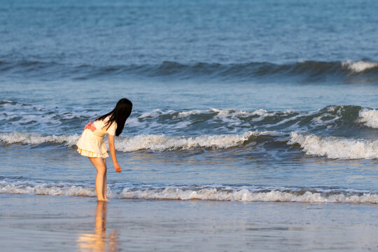 海边打水漂的美少女