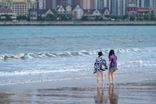 海边散步的女人