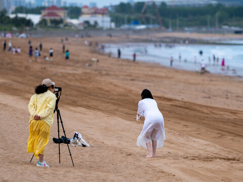 美女海边拍跳舞视频