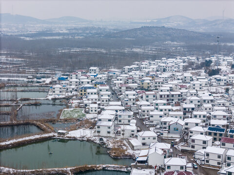 航拍微山湖畔徐州铜山套里村雪景