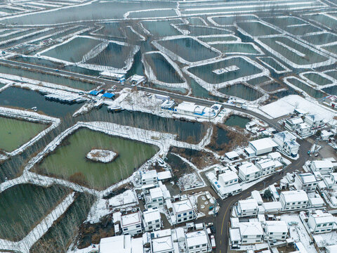 航拍微山湖畔徐州铜山套里村雪景