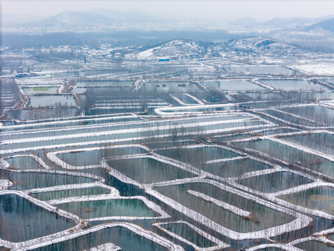 航拍微山湖畔徐州铜山套里村雪景