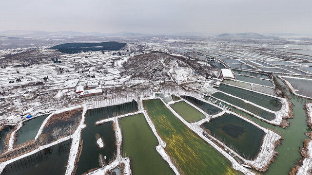 航拍微山湖畔徐州铜山套里村雪景