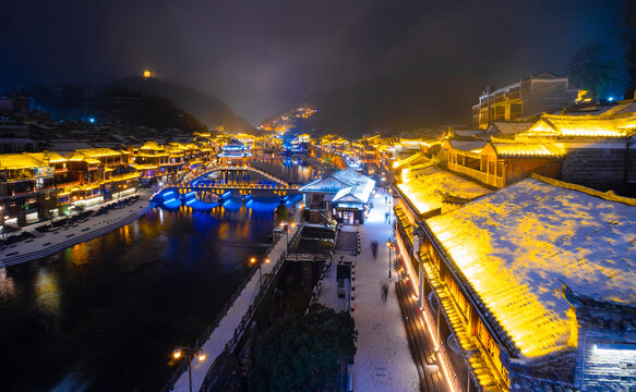 古城雪景夜色