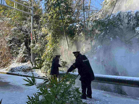 雪中清理道路障碍