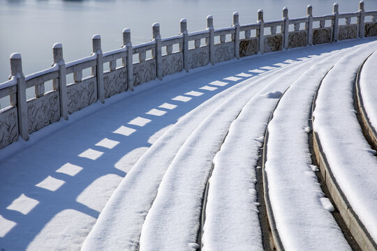 栏杆雪景