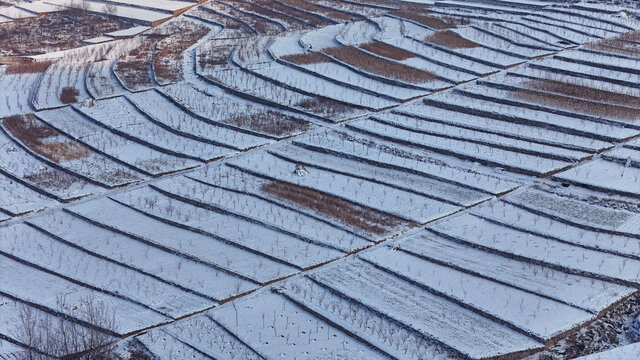 航拍山城街道梯田雪景