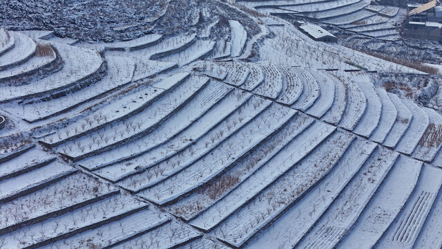 航拍山城街道梯田雪景