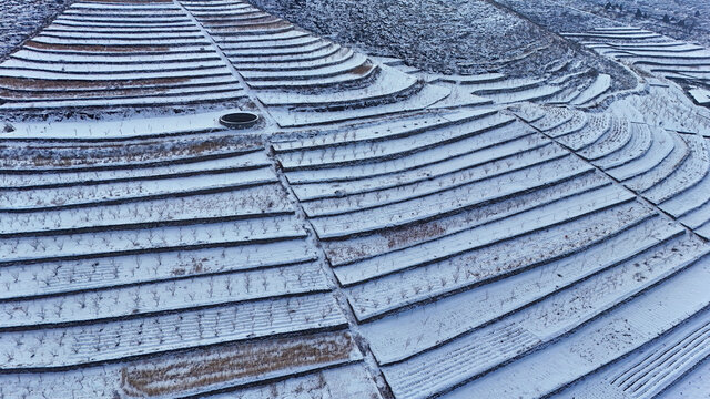 航拍山城街道梯田雪景