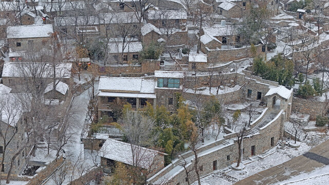 航拍雪中石头房子