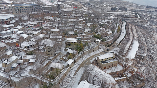 雪中石板房