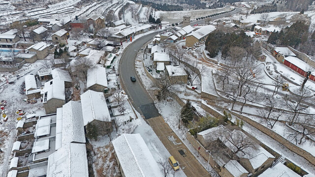 雪中石板房