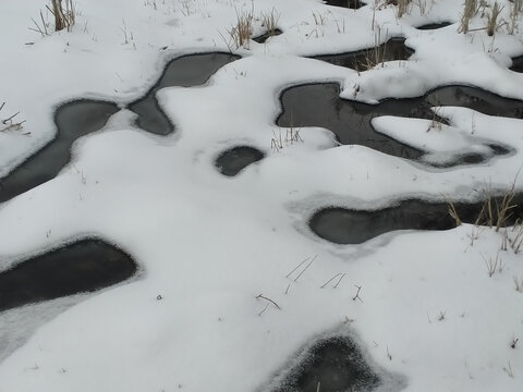 雪地水坑