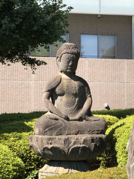 东京浅草寺内的佛像