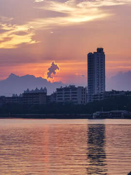 河畔夕阳