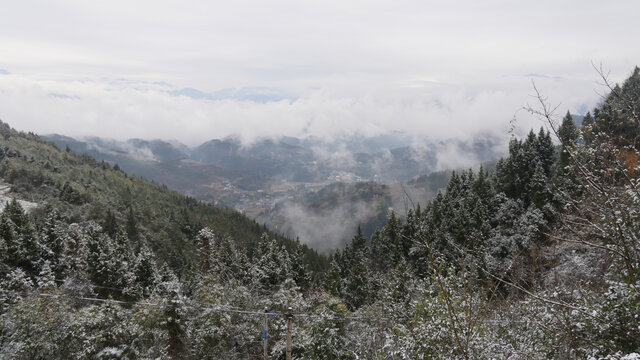 山林雪景