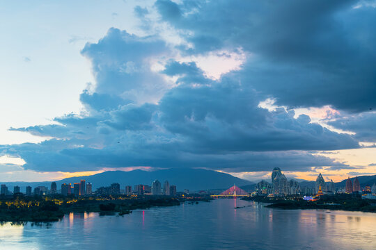 夕阳时分的告庄西双景和澜沧江