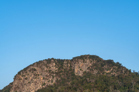 蓝天下的山景