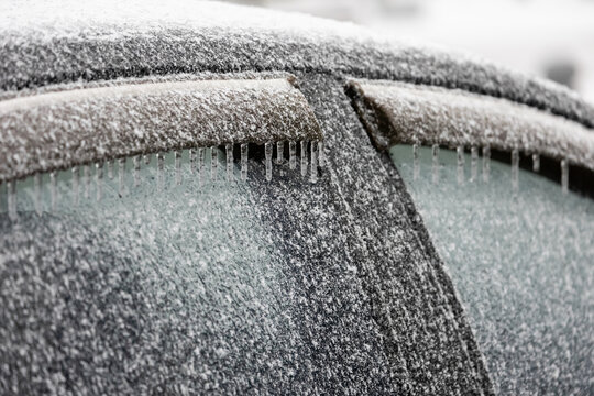 冰冻天气下户外的车辆门窗