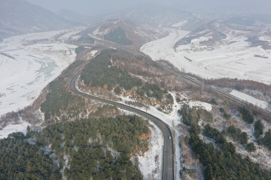 冬季雪后山脊上的公路