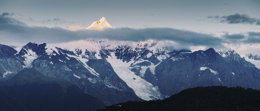 云南梅里雪山卡瓦格博峰日出阳光