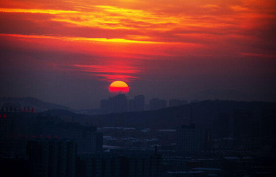 初春夕阳红