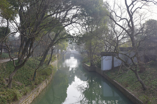 苏州虎丘风景区的河堤园林