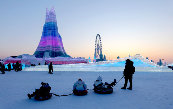 夜幕中哈尔滨冰雪大世界灯光璀璨